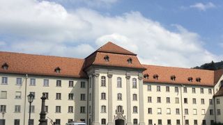 白い修道院の建物と花壇の薔薇が綺麗でした。