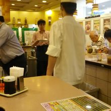 全席カウンターです。