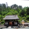 川沿いに並ぶ湯小屋と庭園が素敵！