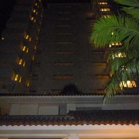 夜のホテル、マンション風通路に電気が点灯。