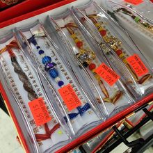 ８月の祭りの準備用のアクセサリーも