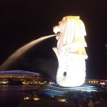 近くで見ると意外とデカイ