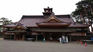 2010年に一部復元された函館奉行所。