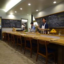 店内は、こじんまり