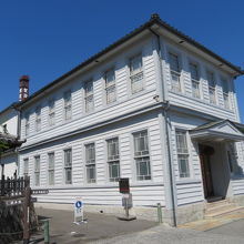 本陣跡の隣にある賀茂鶴酒造の建物