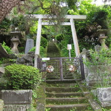 正面より。門の中には立ち入りできず