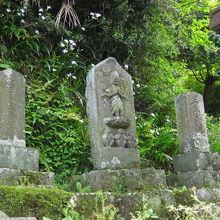 門の外から庚申塔群を撮影