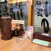 カウンター席とテーブル席があります