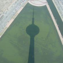 池に天塔の影が写ってます
