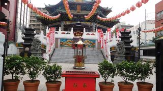 八角形の神殿と提灯が特徴的