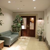 ビルの2階のエントランス外観