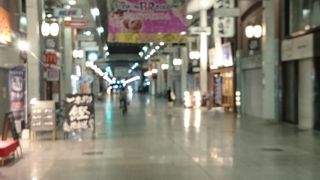 広いアーケード街