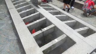 温泉街の中心部にある観光スポット