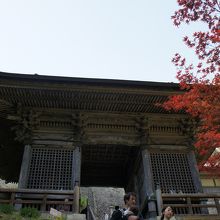 ようやく山門が見えてきました