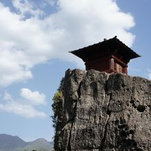 絶壁に建つ祠