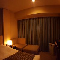 シングルでもそれなりのスペースがあります。ベッドは広いし。