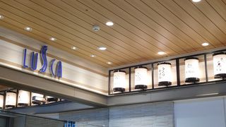 1階には何軒かのケーキ屋さん！