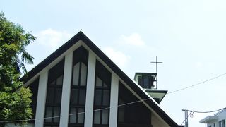 ライトの自由学園明日館に似ている。