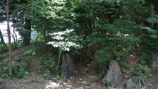 滝の流れていた跡が残る