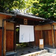 日本庭園を眺めながらの茶寮