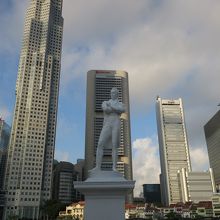 超高層ビルとラッフルズ像