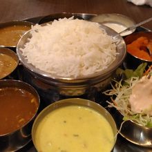 ミールスは分量たっぶり。