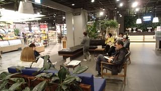 現代アウトレットの地下にある本屋さん。