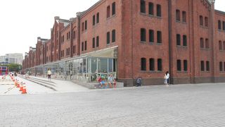 透明な覆いで囲まれたテラス席は開放的で素敵