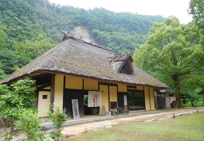 有田川沿いにたたずむ古民家蕎麦屋