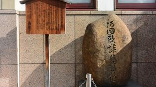 南座の西側にあります