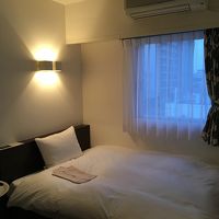 お部屋は小さいですが、ベッドは寝やすかったです。
