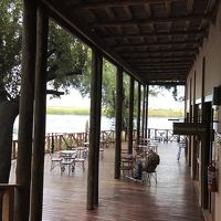 川沿いで、ボートの係留場所になってます。きれいです。