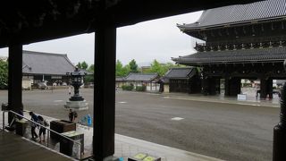 西本願寺と違い、御影堂と阿弥陀堂の内部は入れないし、撮影もできない。