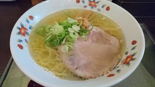 函館空港であっさり塩ラーメン。