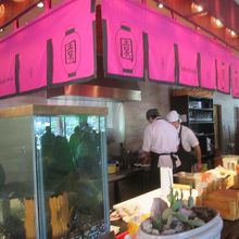 人気の日本食レストランがあります