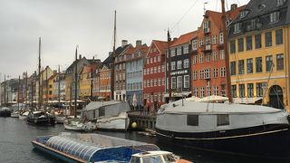 カラフルな建物が並ぶ運河