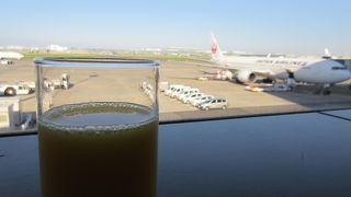 早朝フライトではここで軽食