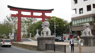 大きくて目立つ赤色の鳥居