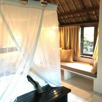 レースの蚊帳に囲まれたベッド