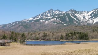 知床一湖と知床連山の重なる風景が素晴らしい