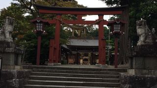 駅の近くに歴史ある神社が