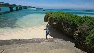 池間大橋のたもと