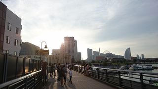 山下公園と赤レンガを結ぶ