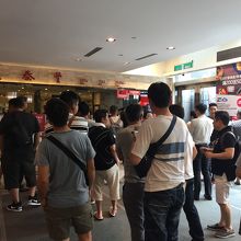 帰り際、平日12時過ぎの行列