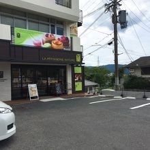 駐車場8台分あり