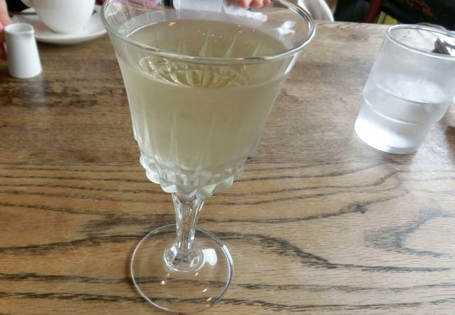 小町通りを見下ろす窓際の席で白ワインで一休み