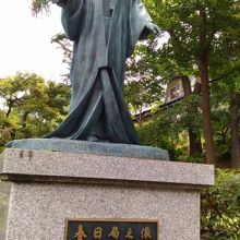 こじんまりとした像です。