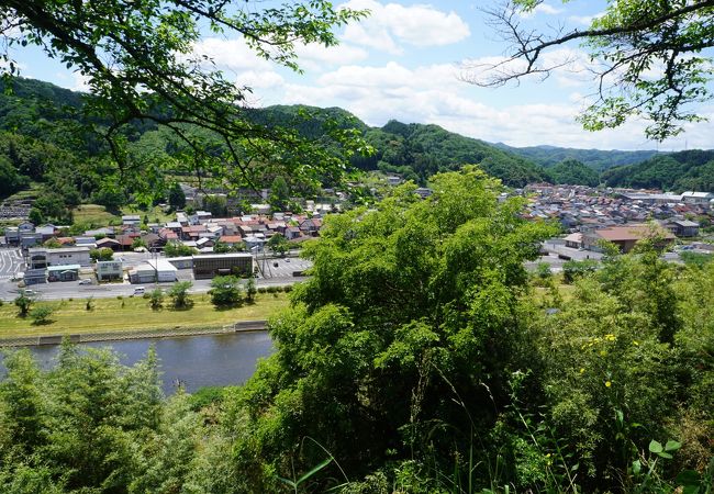 三刀屋の市街と斐伊川の流れを眼下に見て、意外にいい眺め