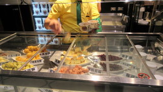 大人気なので、夜がお勧め。路上で食べるので、ウェットティッシュを持参して。