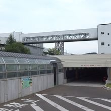 高い連絡橋の向こうが奥津軽いまべつ駅。10分あれば行ける